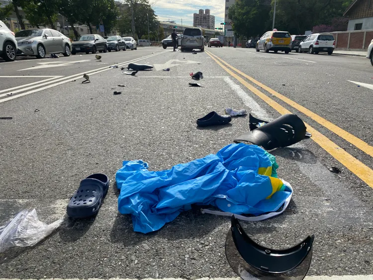 2名騎士遭撞後機車嚴重變形，散落物佔據車道。張喆喜攝