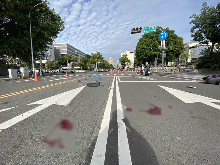 地上大灘血跡相當駭人。張喆喜攝