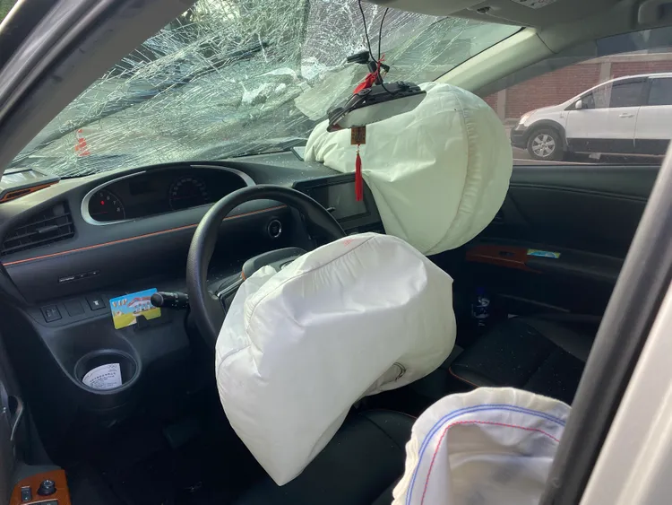 劉姓肇事駕駛聲稱是氣囊突然爆開遮住視線才發生車禍，事後被警方打臉是闖紅燈肇事。張喆喜攝