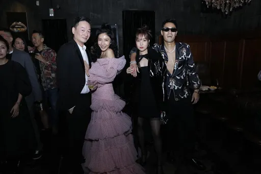 楊謹華45歲生日趴洩真面目 孫芸芸下身失蹤露一腿祝壽