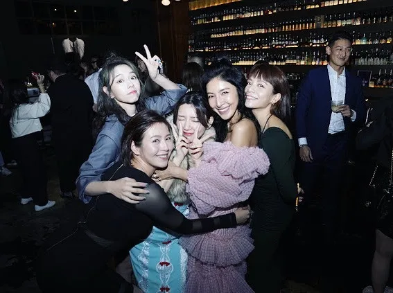 郭雪芙（中）以旗袍造型現身。翻攝郭雪芙IG