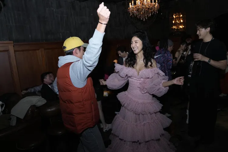 楊謹華（中）整夜嗨舞。翻攝楊謹華臉書