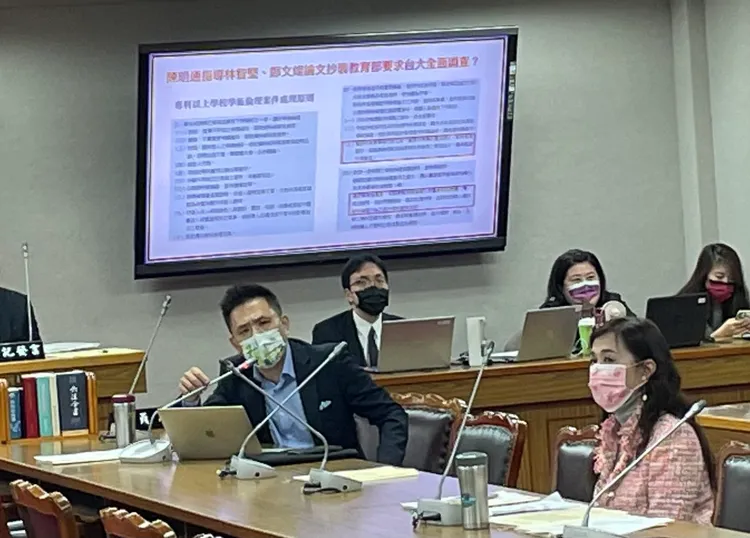 國民黨立委陳以信認為，陳明通指導的100多名學生論文都應進行調查。陳明萱攝