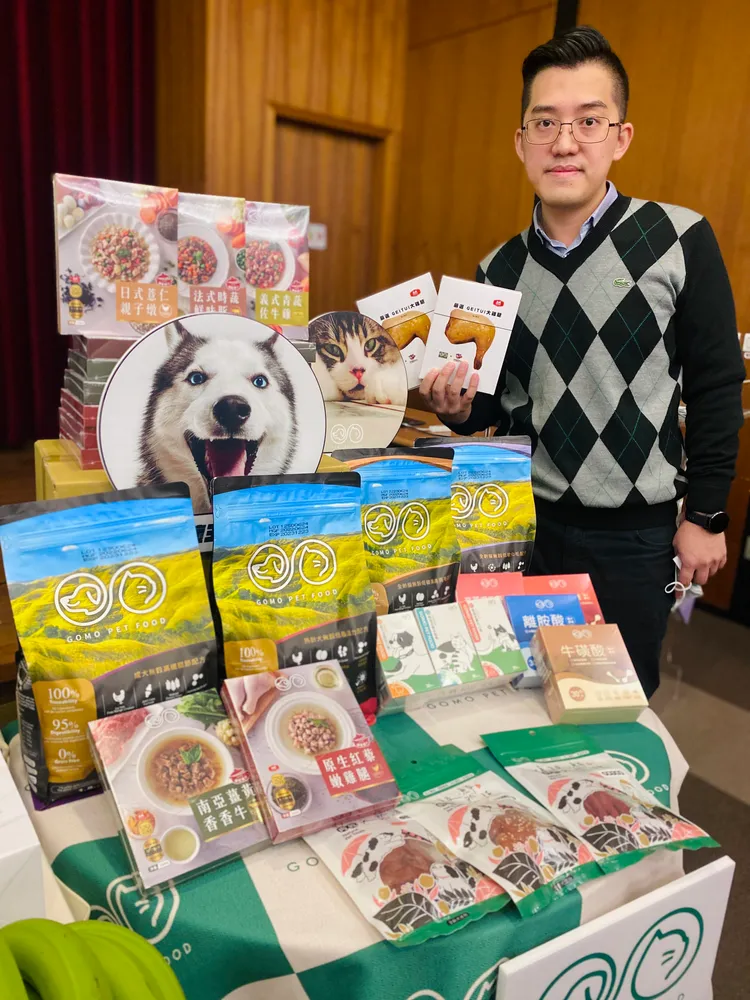 辦一次年貨，連毛小孩都顧到。王志弘攝