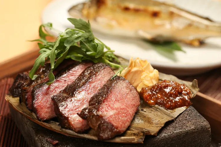 其中新竹湖濱館「鹽烤子持香魚」採用日式烹調手法，先撒上鹽花將魚骨烤至酥化，咬下後魚卵彈發。新竹煙波飯店提供