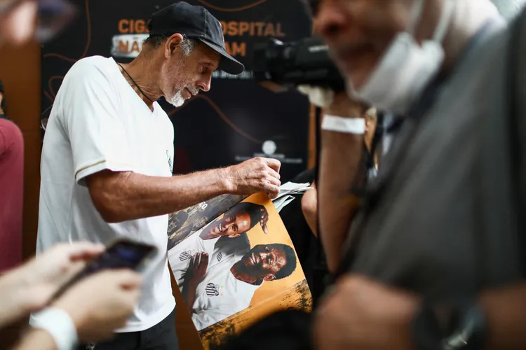 民眾在比利辭世的醫院外哀悼。路透社