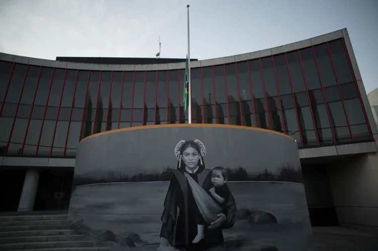 位於日本東京的巴西大使館外，降半旗紀念比利。美聯社