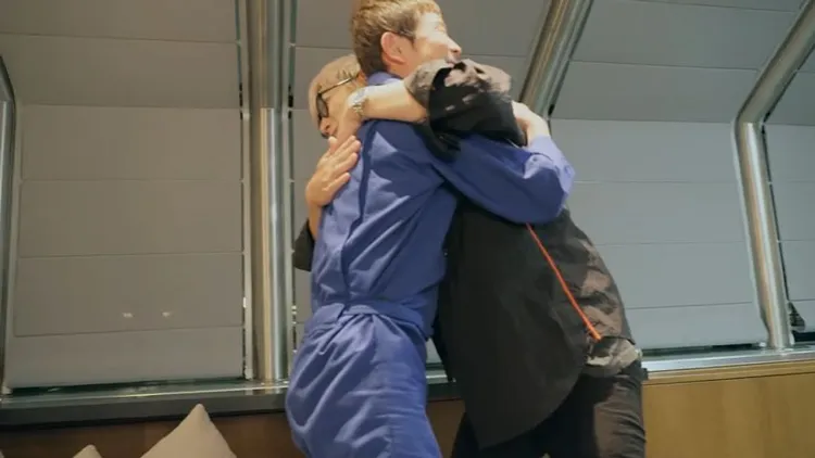 T.O.P聽到前澤友作宣布他通過甄選時，開心地擁抱對方。翻攝dearMoon YouTube