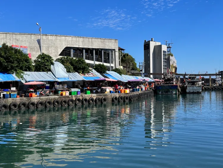 宜蘭頭城大溪漁港分為舊港、新港，新港為觀光漁港，人車往來眾多。林泊志攝