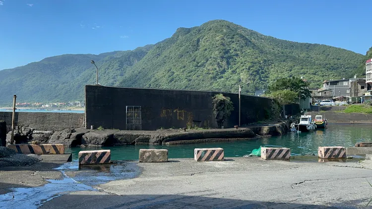 林男認為港區内碼頭岸邊疏沒有裝設鏈條、石墩等阻隔設施，才害他開車轉彎時連人帶車墜入港內海域。林泊志攝