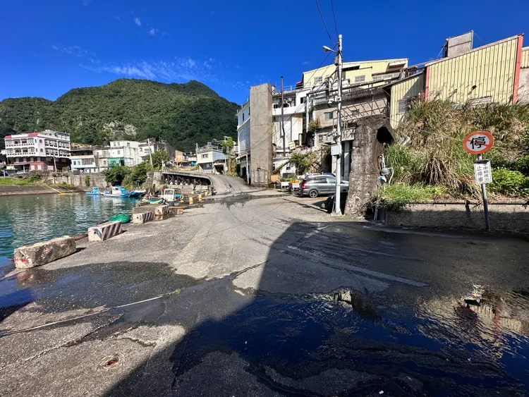 舊港道路狹窄，且為轉彎處，可直接連接省道台2線。林泊志攝