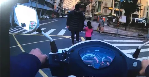 台南3歲童寒冬走失1公里 幸遇好心阿姨大手牽小手重回家人懷抱