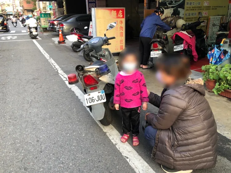 警方巡視時發現小女孩正由好心人陪伴著。警方提供