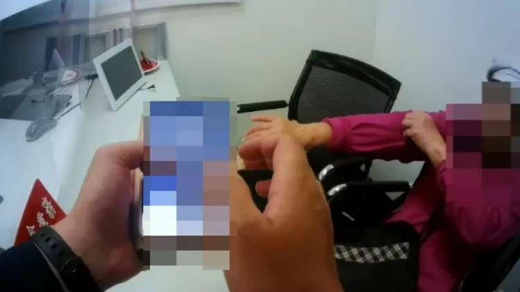 警方告之老婦，要匯款的戶頭「錢一進去馬上被領走，一定有問題！」打消她匯款念頭。警方提供