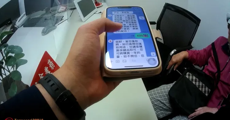 警方檢視婦人手機訊息。警方提供