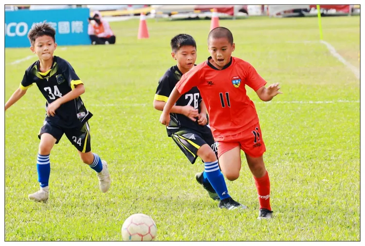 余承諺(右)的父親是昔日興農牛「紅葉之子」余賢明，過去在花蓮踢足球。  余賢明提供