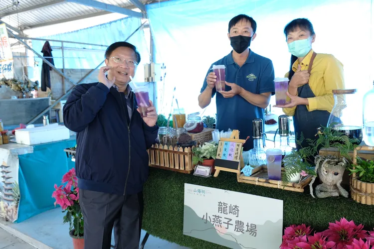 西拉雅風管處處長徐振能（左）介紹「2022仙境西拉雅-龍崎市集」。西拉雅風管處提供