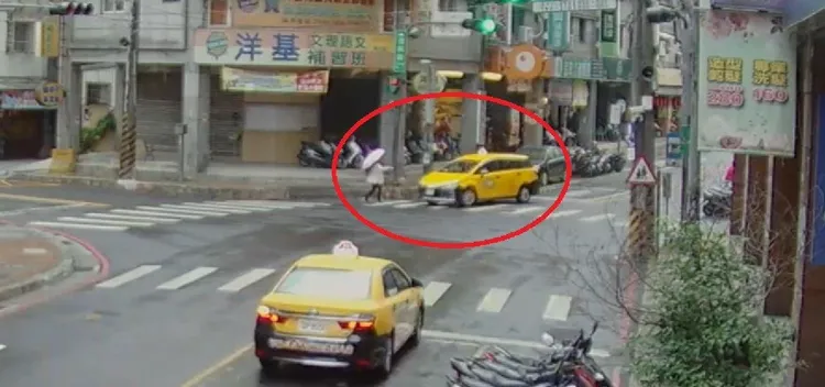 張女在中和景安、復興路口攔下計程車，並在車上後座發現筆電包。警方提供