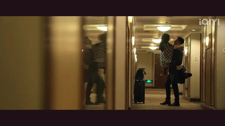 李光潔抱著趙麗穎進房共度春宵。翻攝自愛奇藝國際站