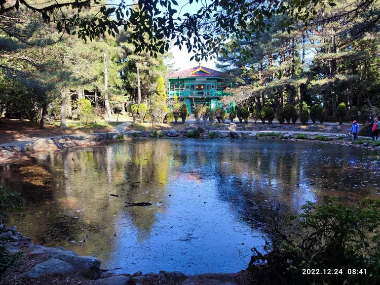 天池的水面也結成冰。民眾提供