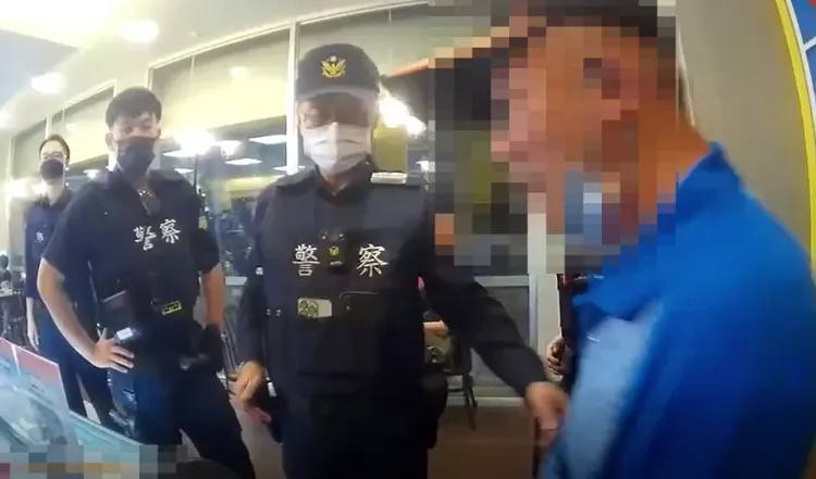 警方當時逮捕薛男。翻攝畫面