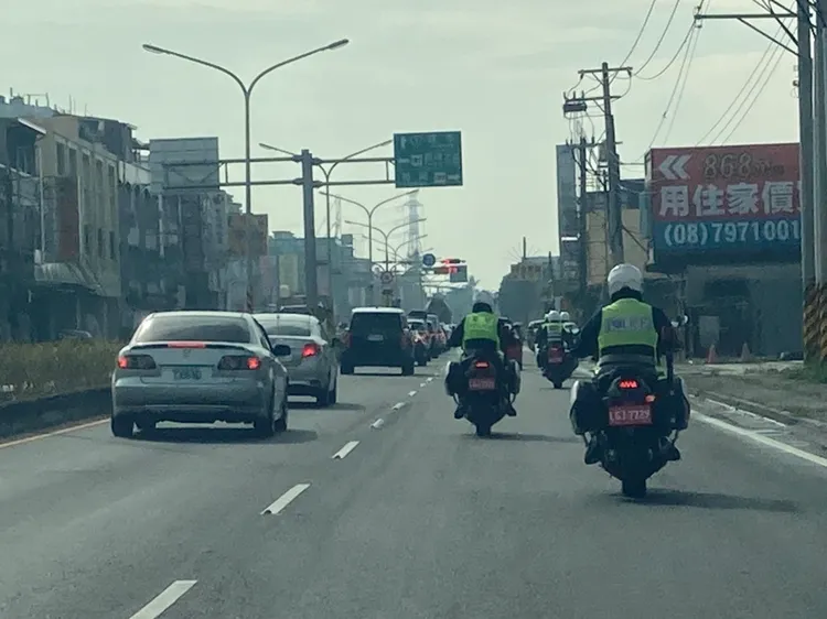 警方以重機巡行方式組交通快速疏導部隊。陳宏銘攝