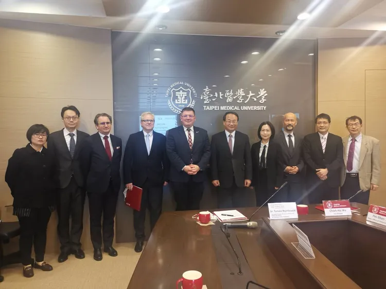 波蘭訪團12月造訪北醫大剛啟用的台北癌症中心。教育部提供