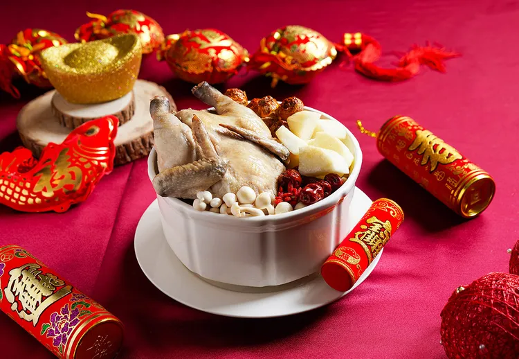 宴會廳圍爐饗宴，湯品「除舊迎新燉雞湯」匯集蟲草花、美白菇、百合、山藥及土雞慢火細熬。台南遠東香格里拉提供