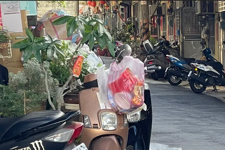 王男走上絕路消息在鄰里間傳開，鄰居不敢置信。王煌忠攝