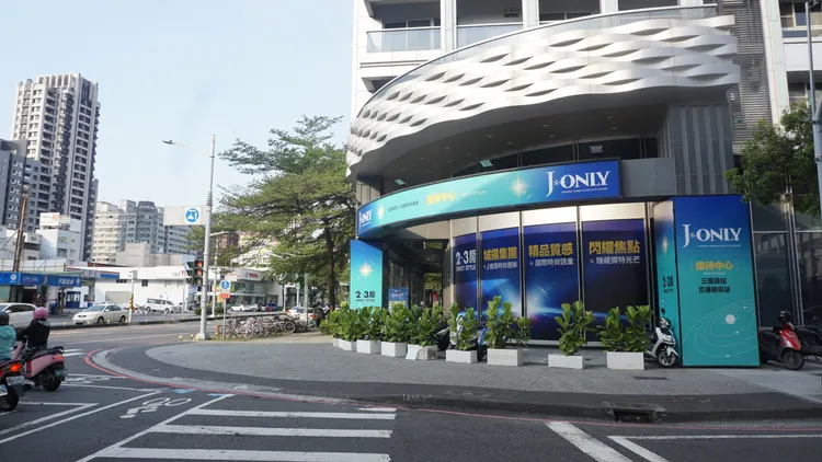 城揚建設大樓新案「J ONLY」出現首筆實價，位於14樓50.4坪成交1840萬元，若拆算車位成交220萬元，住家每坪成交剛好40萬元。葉家銘攝