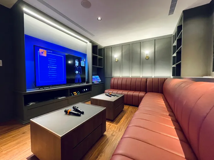 最大的12人包廂內設置獨立KTV包廂。曾仲葳攝