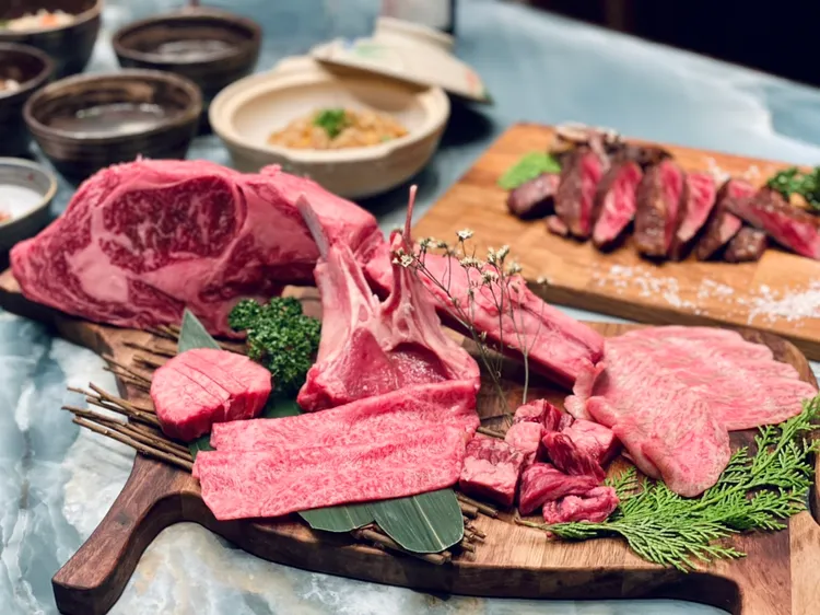 樂軒雙人燒肉套餐6800元起，圖為王者戰斧。曾仲葳攝