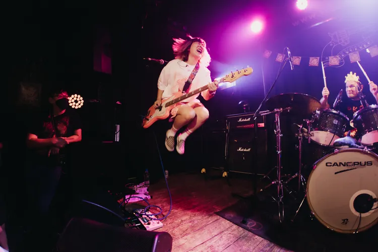 怕胖團賣力演出。歪的音樂提供