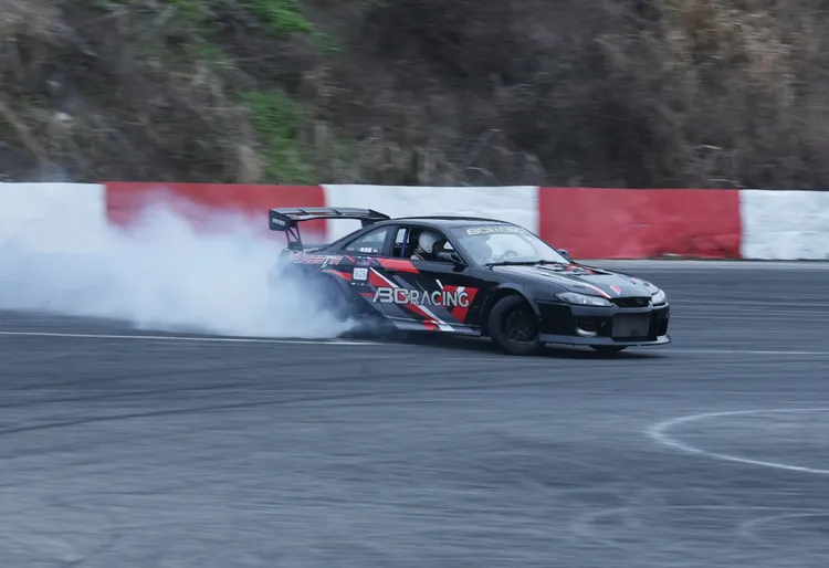 現場亦有氣氛熱烈的甩尾表演。翁玉信攝