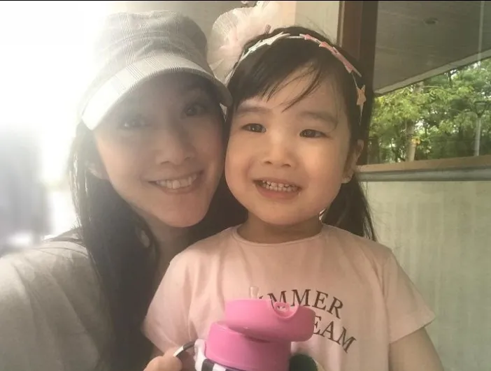 許慧欣(左)女兒已7歲。翻攝許慧欣IG