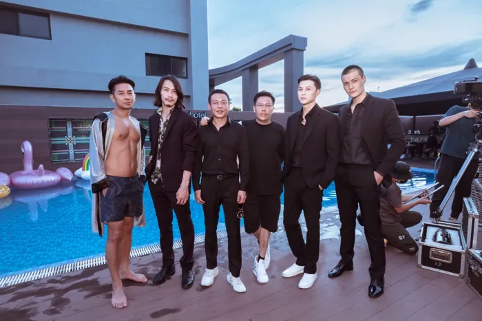 謝承均（左起）在片中坦露胸肌，跟田士廣、李康生、姜寧、王子、王鼎文合影。禾力文創提供