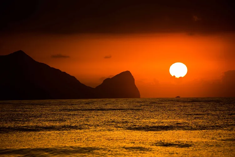 礁溪老爺帶旅客迎曙光 欣賞海天一線與龜山島美景。業者提供