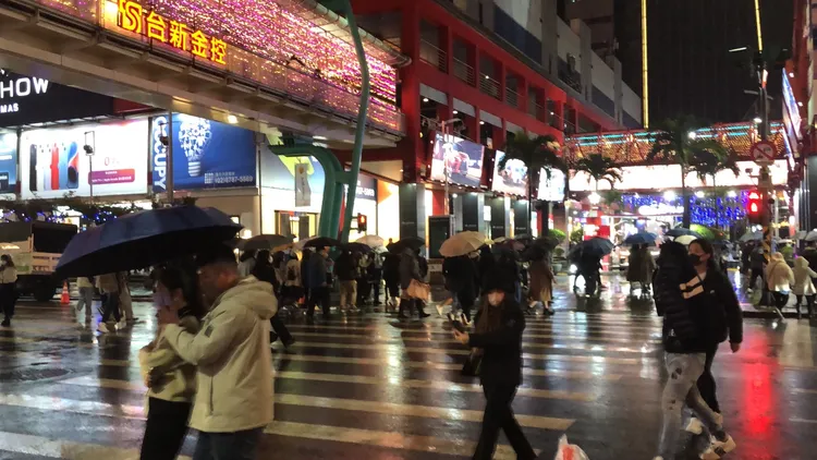 信義區華納威秀影城前人潮明顯較少。高鈞麟攝