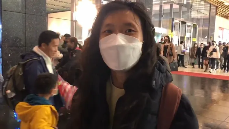 遠從緬甸來台參加跨年的魏小姐，期待未來能有一個和平、沒有戰爭的世界。高鈞麟攝