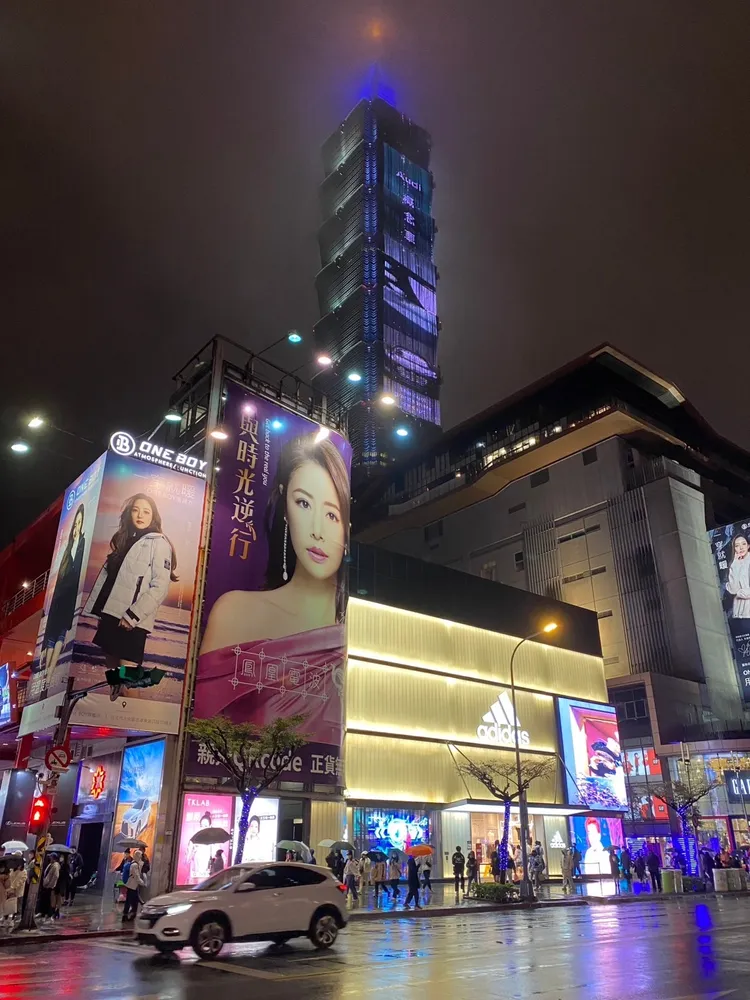 受到天候影響，台北101周邊道路略顯冷清。高鈞麟攝