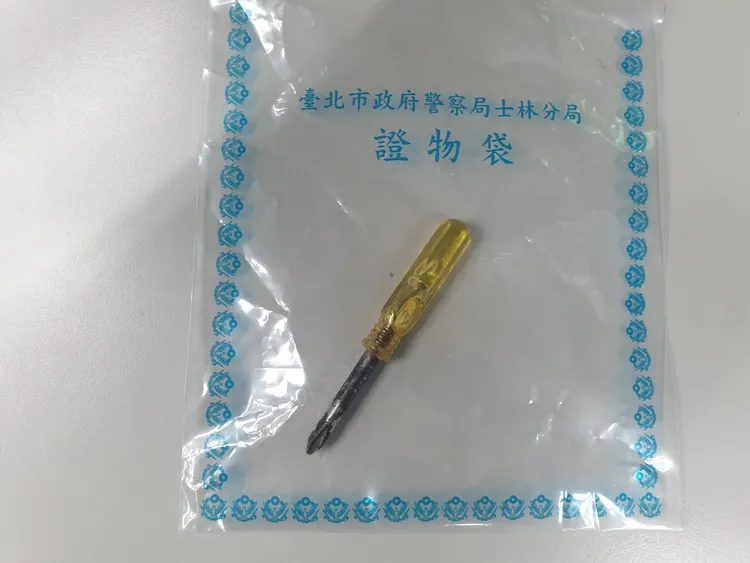 警方查扣證物。翻攝畫面