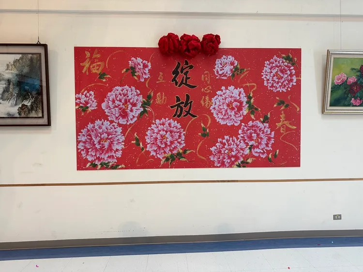 陽明交大醫院舉辦「綻放」的壓克力彩繪創作展。林泊志攝