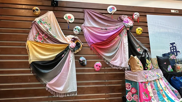 透過別具巧思的布置，讓壓克力彩繪絲巾成為如蝶翩翩的舞者。林泊志攝