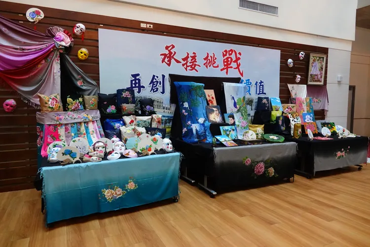 癌友作品如綻放花朵，有旺盛的生命力與希望，積極擁抱人生圓夢。林泊志攝