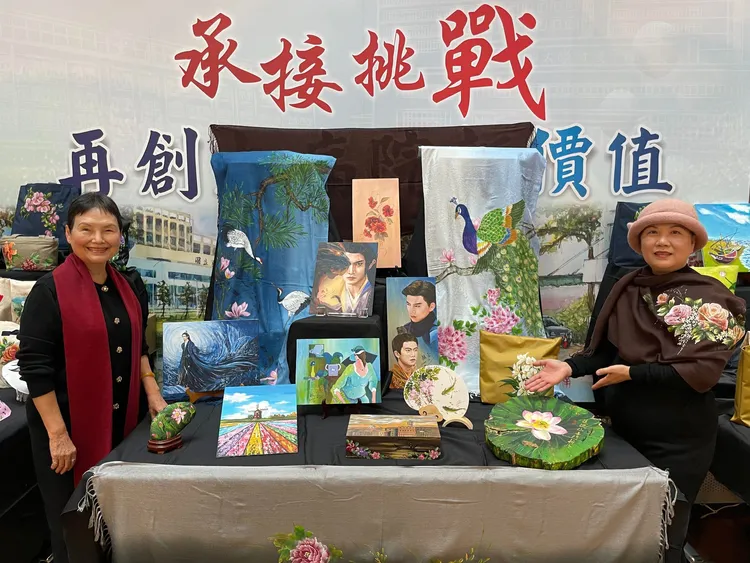 李毓芳老師與互勵聯誼會會長張秀麗。院方提供