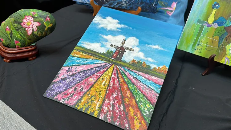 乳癌病友透過畫筆，抒發內心最深處的感受，把感情化為細膩的圖案與色彩，展現生命的價值。林泊志攝