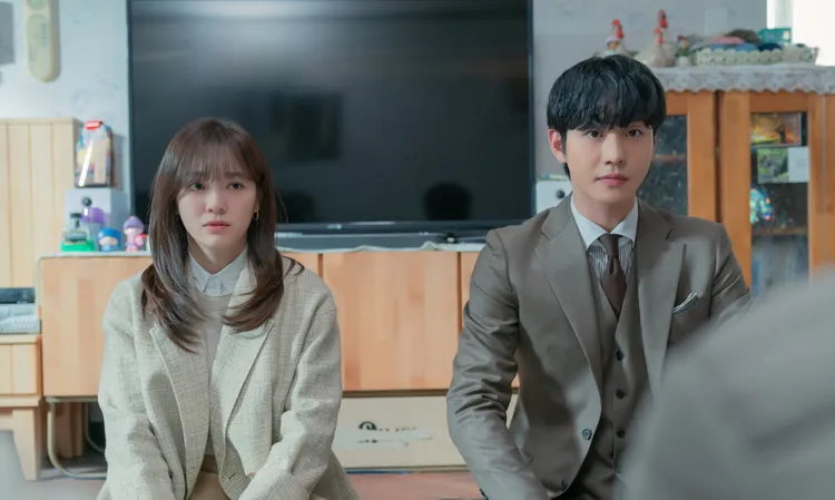 金世正（左）在《社內相親》愛上自家老闆安孝燮，搞笑又浪漫的劇情獲得觀眾喜愛。Netflix提供