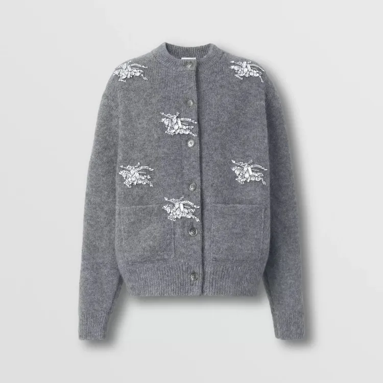 人造水晶馬術騎士裝飾羊毛混紡開襟衫，12萬5000元。翻攝BURBERRY網站