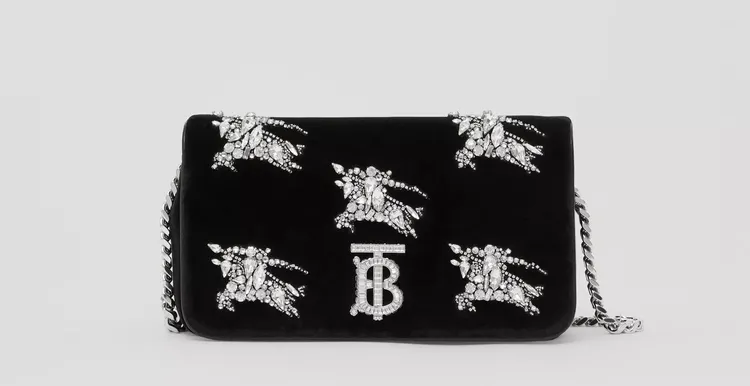 Lola人造水晶馬術騎士裝飾絲絨小型肩背包，10萬9000元。翻攝BURBERRY網站