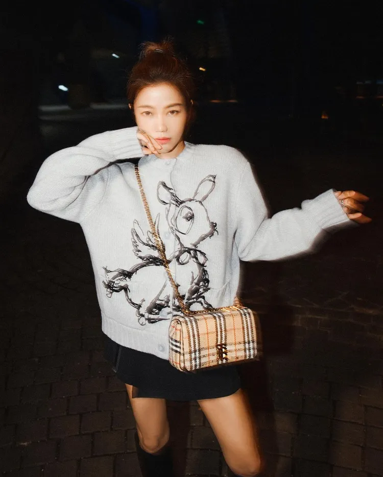 時尚網紅許路兒日前也在IG貼新照，穿搭BURBERRY新款小鹿圖案羊絨混紡開襟針織衫，並相襯Lola Vintage格纹花呢小型肩背包。翻攝lurehsu IG